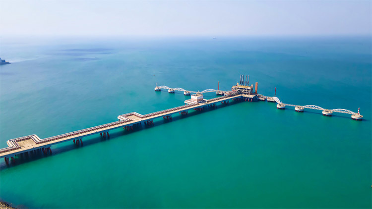 海南LNG接收站码头，可停靠3万-26.7万立方米LNG船舶.jpg